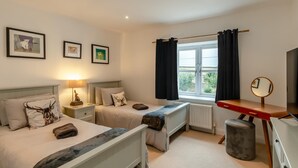 3 quartos, berço de viagem, Wi-Fi de cortesia, roupa de cama