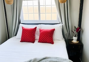 2 bedrooms, WiFi, bed sheets - Two Private Bedrooms with Queen and Full Beds, Full Kitchen and In-Unit Laundry (Pecos)