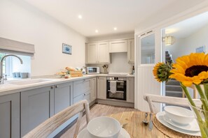 Microwave, oven, dishwasher, high chair - 4 Bed in Lobb (oc-cpc8) (Lobb)