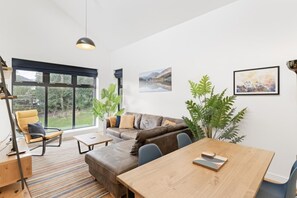 TV - 2 Bed in Ambleside (oc-lr241) (Ambleside)
