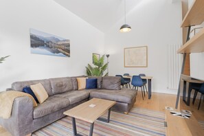 TV - 2 Bed in Ambleside (oc-lr241) (Ambleside)
