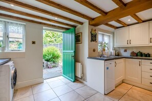 Oven, dishwasher, high chair, cookware/dishes/utensils - 2 Bed in Ticknall (oc-m39082) (Ticknall)