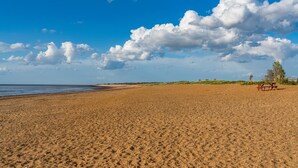 A wide sandy beach with a clear sky and a few clouds. - 1 Bed in Heacham (oc-c40224) (Heacham)