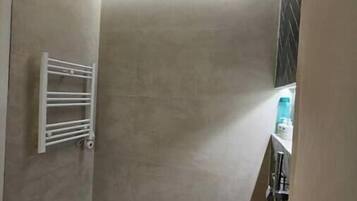 Dusche, Haartrockner, Bidet, Handtücher