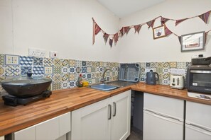 Oven, cookware/dishes/utensils - 1 Bed in Heacham (oc-c40231) (Heacham)