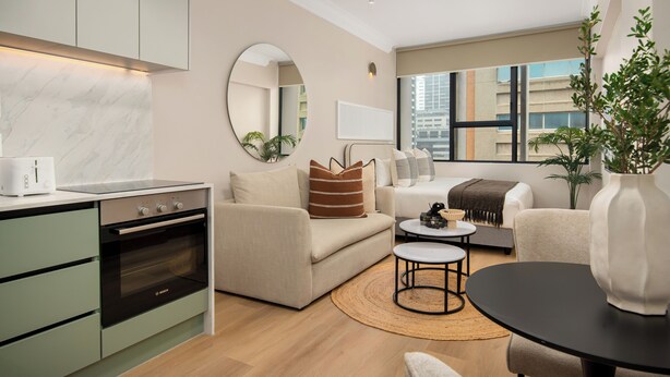 Un salon moderne avec un canapé, une table basse et une table à manger.