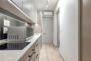 Wasserkocher mit Kaffee-/Teezubehör, Kühlschrank, Mikrowelle, Ofen