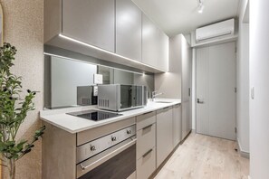 Wasserkocher mit Kaffee-/Teezubehör, Kühlschrank, Mikrowelle, Ofen