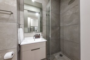 Haartrockner, Handtücher, Seife, Shampoo