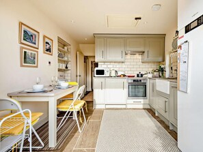 Oven, dishwasher, cookware/dishes/utensils - 2 Bed in Worth Matravers (oc-ic045) (Worth Matravers)