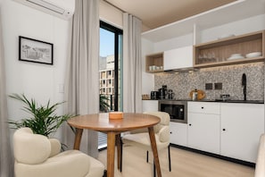 Fridge, microwave, oven, stovetop - TenOnV | Designer Studio with Table Mountain Views (Cape Town)