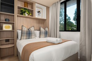 In-room safe, iron/ironing board, Internet, bed sheets - TenOnV | Designer Studio with Table Mountain Views (Cape Town)