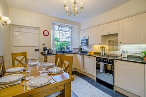 Oven, dishwasher, cookware/dishes/utensils - 3 Bed in Ambleside (oc-g42443) (Ambleside)