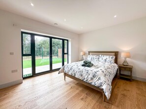 Bügeleisen/Bügelbrett, Reisekinderbett, kostenloses WLAN, Bettwäsche
