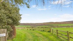 A rural landscape with a wooden sign indicating 'cottages' ahead. - 1 Bed in Edlingham (oc-g41396) (Edlingham)