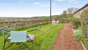 A garden with a stone wall, a gravel path, and outdoor seating. - 1 Bed in Edlingham (oc-g41396) (Edlingham)
