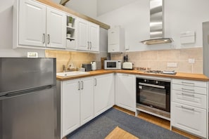 Microwave, oven, dishwasher, cookware/dishes/utensils - 1 Bed in Manaccan (oc-b42477) (Porthallow)