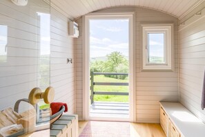 Interior - 4 Bed in Beguildy (oc-t41741) (Beguildy)
