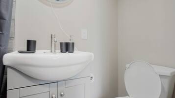 Serviettes fournies, papier de toilette