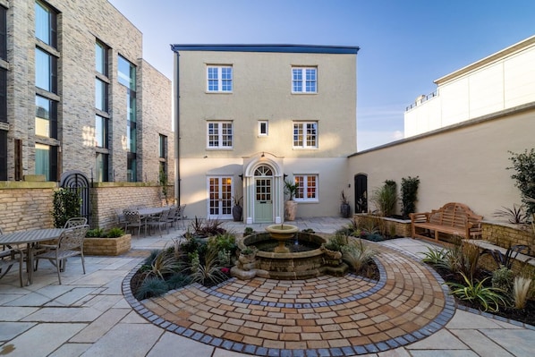 Outdoor dining - 4 Bed in Oxford (oc-f41048) (Oxford)