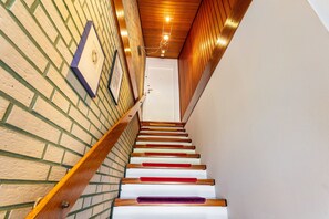 A staircase with wooden steps and a brick wall. - Apartment 'Haus Wohlfühlen' with Balcony and Air Conditioning (Ascheberg)