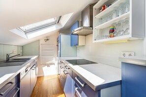 Coffee/tea maker, fridge, microwave, oven - Apartment 'Haus Wohlfühlen' with Balcony and Air Conditioning (Ascheberg)