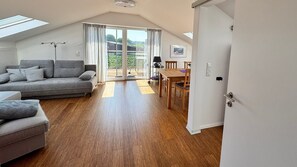 Living area - Apartment 'Haus Wohlfühlen' with Balcony and Air Conditioning (Ascheberg)