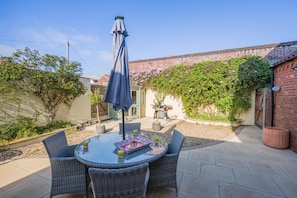 Outdoor dining - 3 Bed in Holt (oc-s40247) (Holt)