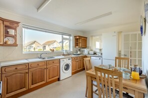 Microwave, oven, dishwasher, cookware/dishes/utensils - 2 Bed in Weymouth (oc-h41420) (Weymouth)