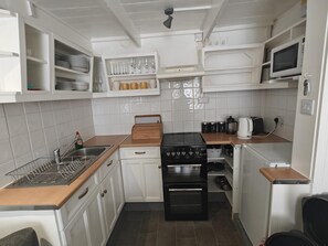 Microwave, oven, high chair, cookware/dishes/utensils - 2 Bed in St. Ives (oc-b42453) (St Ives)