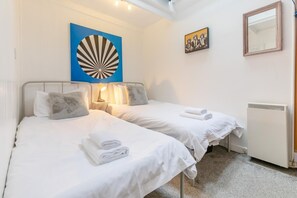 Bügeleisen/Bügelbrett, Reisekinderbett, kostenloses WLAN, Bettwäsche