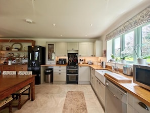 Microwave, oven, dishwasher, high chair - 1 Bed in Brockenhurst (oc-s40680) (Brockenhurst)