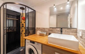 Shower, hair dryer, towels, soap - PERFECTLY LOCATED ON BOULEVARD FRANÇOIS GROSSO - NICE (Nice)