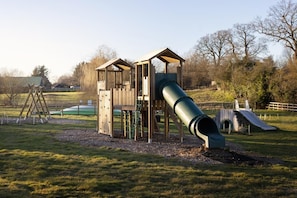 Ein Spielplatz mit Rutsche und Klettergerüsten.