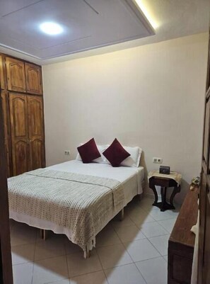 2 habitaciones, tabla de planchar con plancha, wifi y ropa de cama 