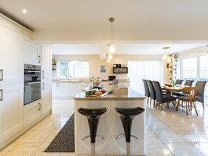 Oven, dishwasher, cookware/dishes/utensils - 4 Bed in Polruan (oc-pc007) (Polruan)