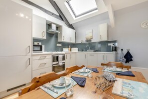 Oven, dishwasher, high chair, cookware/dishes/utensils - 2 Bed in Bideford (oc-73954) (Hartland)