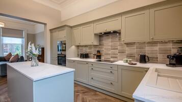 Microwave, oven, dishwasher, cookware/dishes/utensils