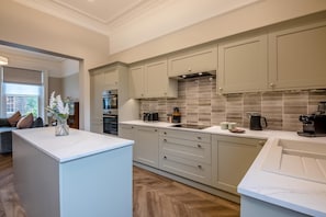 Microwave, oven, dishwasher, cookware/dishes/utensils - 4 Bed in Carlisle (oc-v42462) (Carlisle)