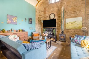 TV, fireplace - 2 Bed in Ashover (oc-f42438) (Ashover)