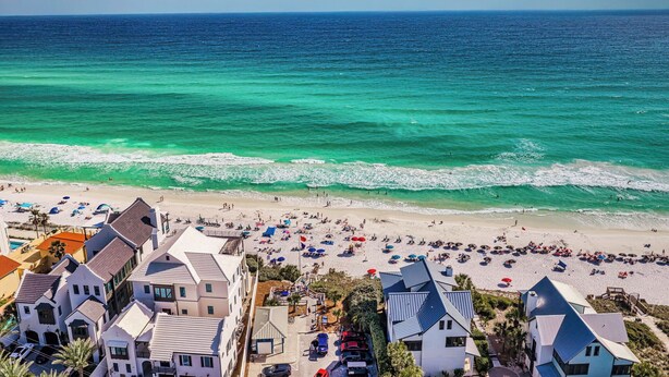 A coastal beach with buildings, clear turquoise waters, and people on the sand. - Close to Trails and Lakes with Shared Pool (Santa Rosa Beach)