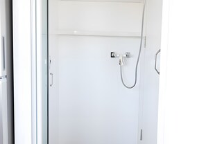 Douche, serviettes fournies, savon, papier toilette