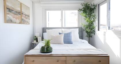 Private Duplex Studio Suite with Queen Bed, Kitchenette and Private Bathroom.