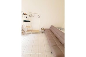 Living area - Studio 2: Cozy Downtown • Wi-Fi, TV (Bédarieux)