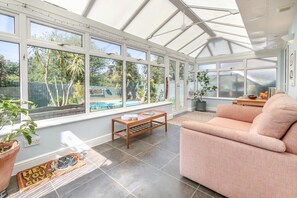 TV, fireplace - 3 Bed in Westward Ho (oc-s42079) (Westward Ho!)