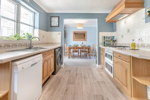 Oven, dishwasher, cookware/dishes/utensils - 3 Bed in Westward Ho (oc-s42079) (Westward Ho!)