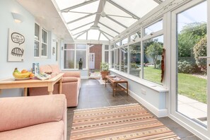 TV, fireplace - 3 Bed in Westward Ho (oc-s42079) (Westward Ho!)