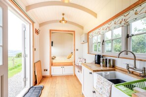 Oven, cookware/dishes/utensils