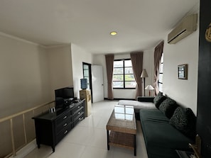 Deluxe Suite | Desk, free WiFi, bed sheets - Townhouse Oak Casa D'Ladera Bandung (Bandung)