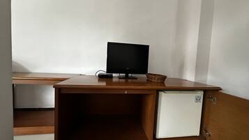 Standard Twin Room | Meja, Wi-fi percuma, cadar katil